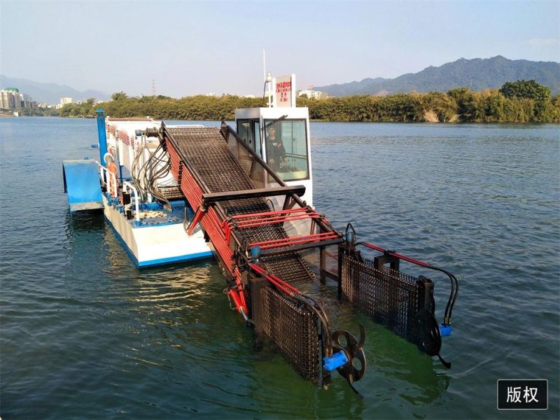 Weed Cutting Dredger Using in The Water